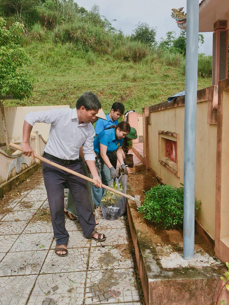 Công đoàn cơ sở xã Ba Nang tổ chức vệ sinh môi trường khuôn viên cơ quan